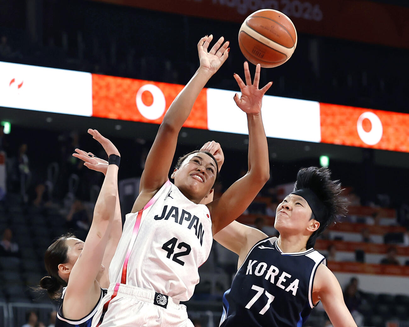 日本－韓国　第2クオーター、競り合う田中（42）＝IGアリーナ（共同）