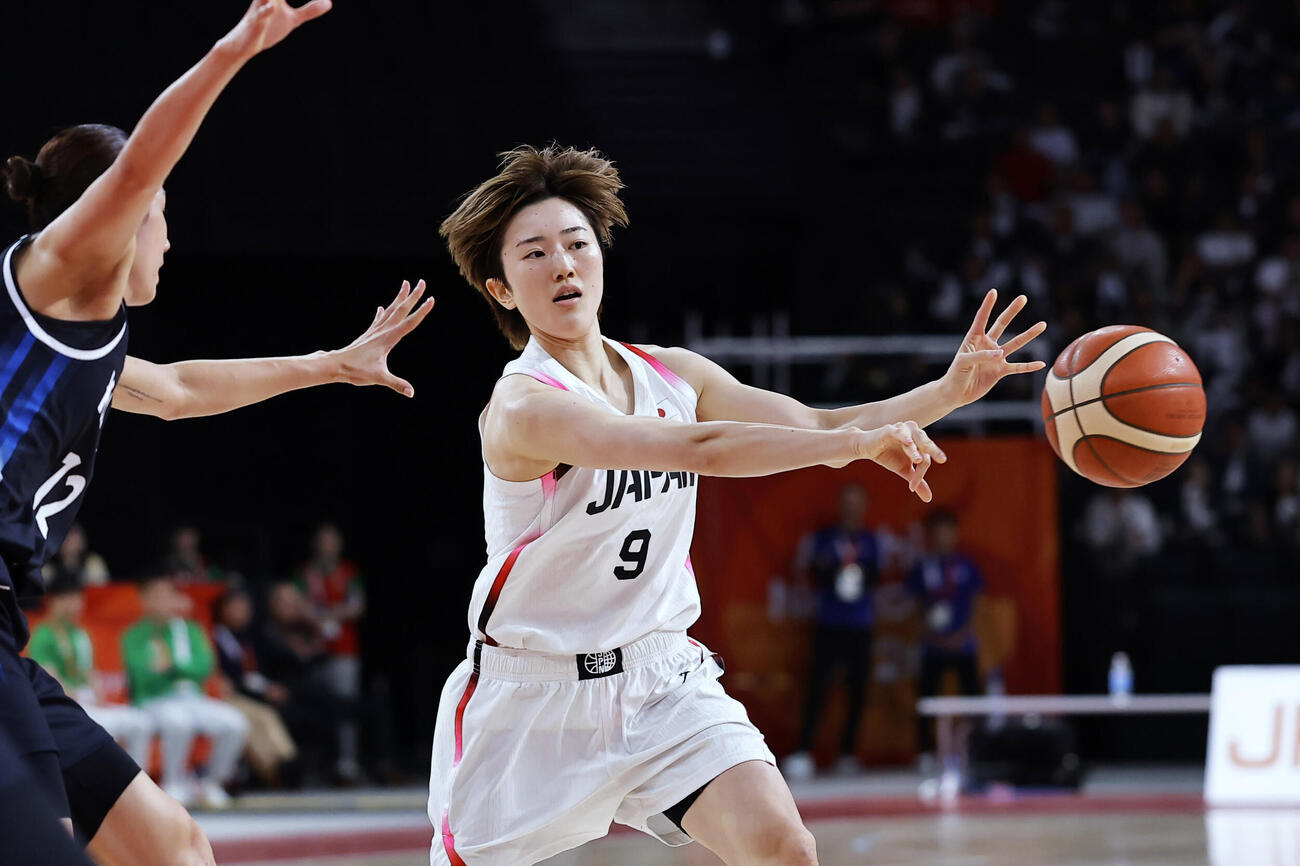 日本－韓国　第1クオーター、パスを出す赤木＝IGアリーナ（共同）