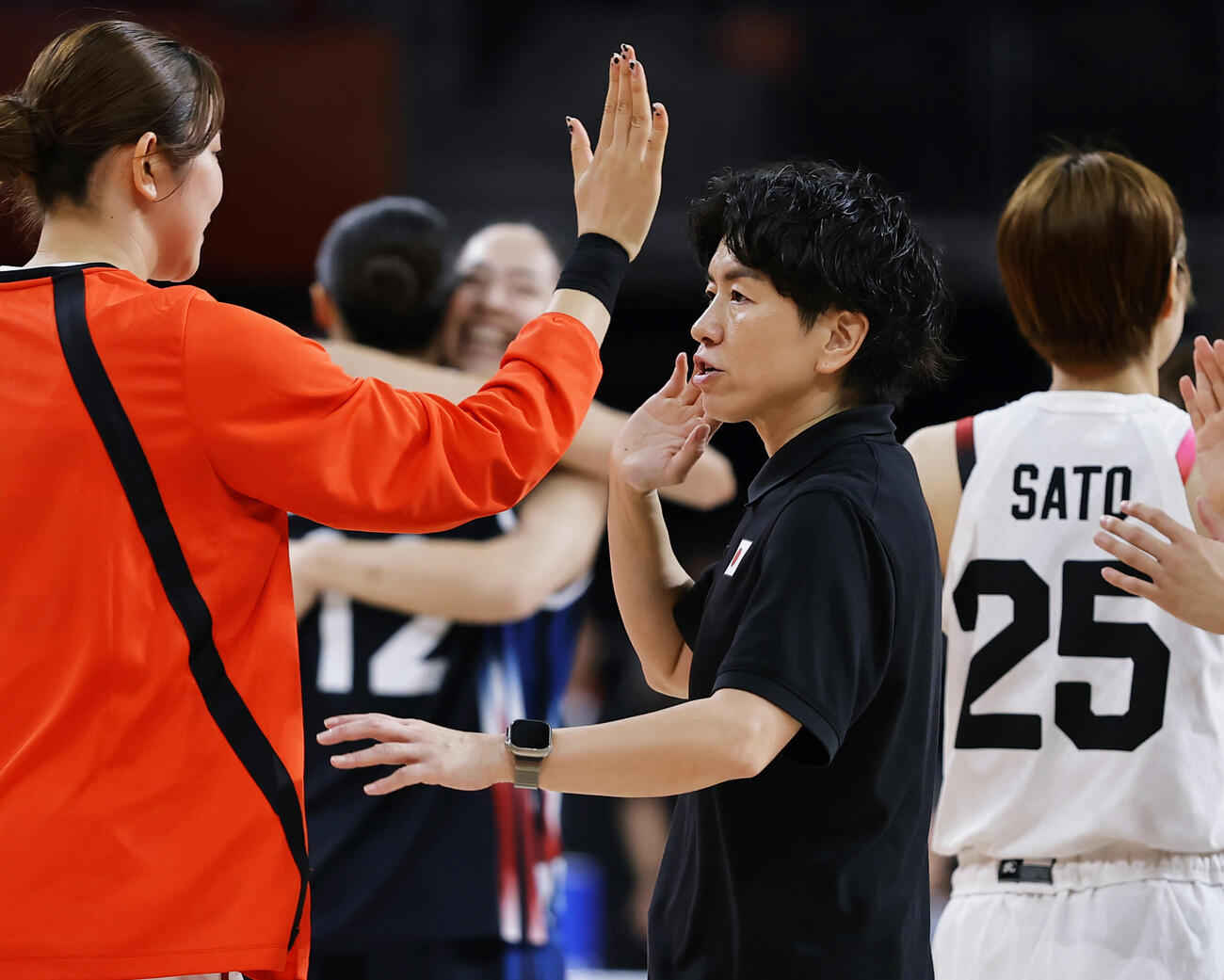 韓国戦を終え、選手をねぎらう大神監督＝IGアリーナ（共同）