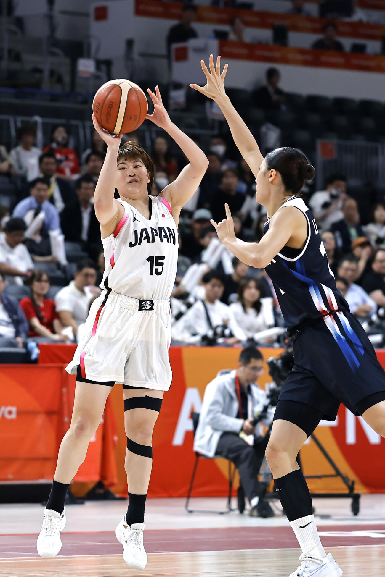 日本－韓国　第1クオーター、シュートを放つ三浦（左）＝IGアリーナ（共同）