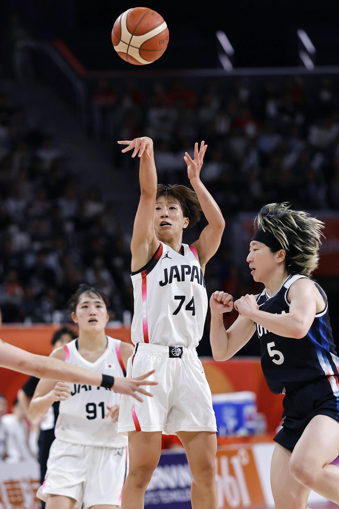 日本－韓国　第3クオーター、3点シュートを決める樋口（中央）＝IGアリーナ（共同）