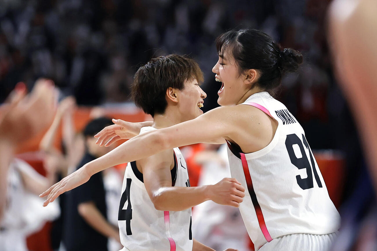 日本－韓国　第3クオーター、3点シュートを決め喜ぶ樋口（左）＝IGアリーナ（共同）