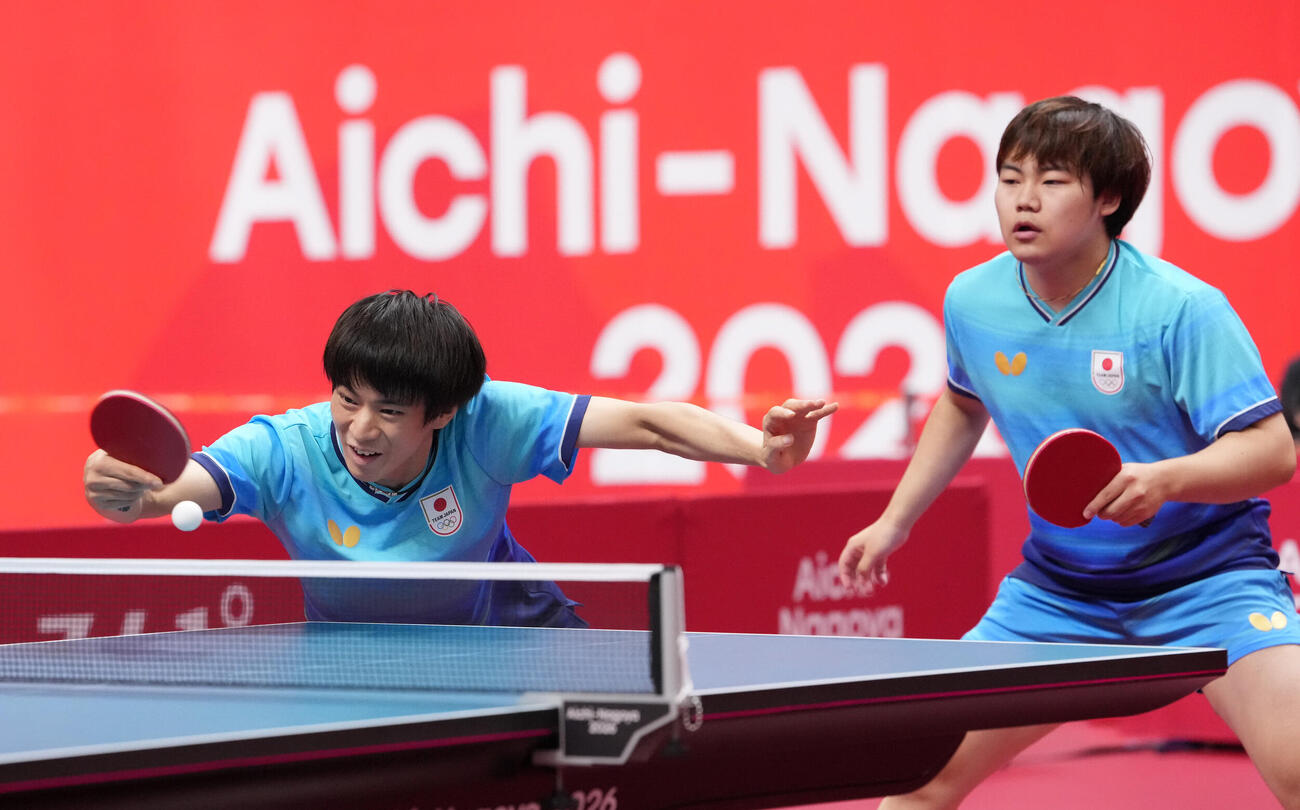 卓球男子ダブルス中国対日本　ボールを打ち込む日本戸上隼輔（左）右は松島輝空（撮影・森本幸一）