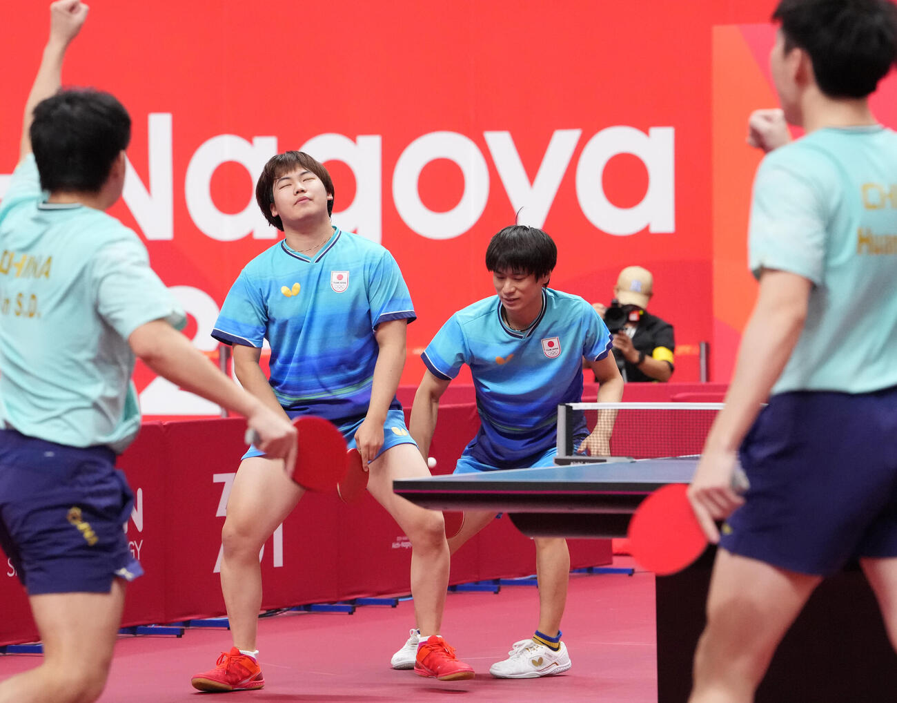 卓球男子ダブルス中国対日本　相手にポイントを与えがっくりの日本松島輝空（左から2人目）と戸上隼輔（右から2人目）（撮影・森本幸一）