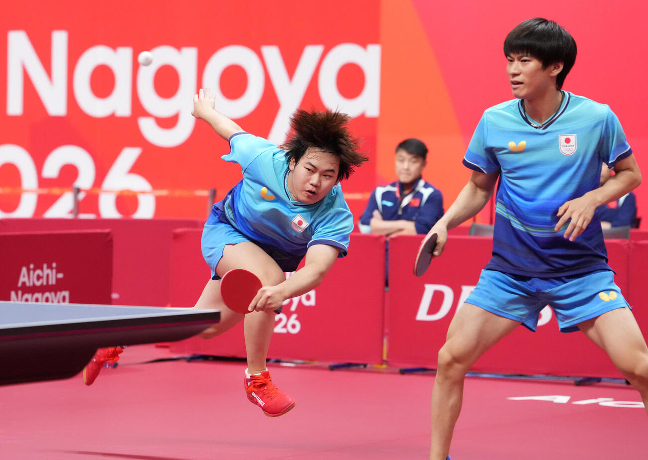 卓球男子ダブルス中国対日本　ボールを打ち込む日本松島輝空（左）右は戸上隼輔（撮影・森本幸一）