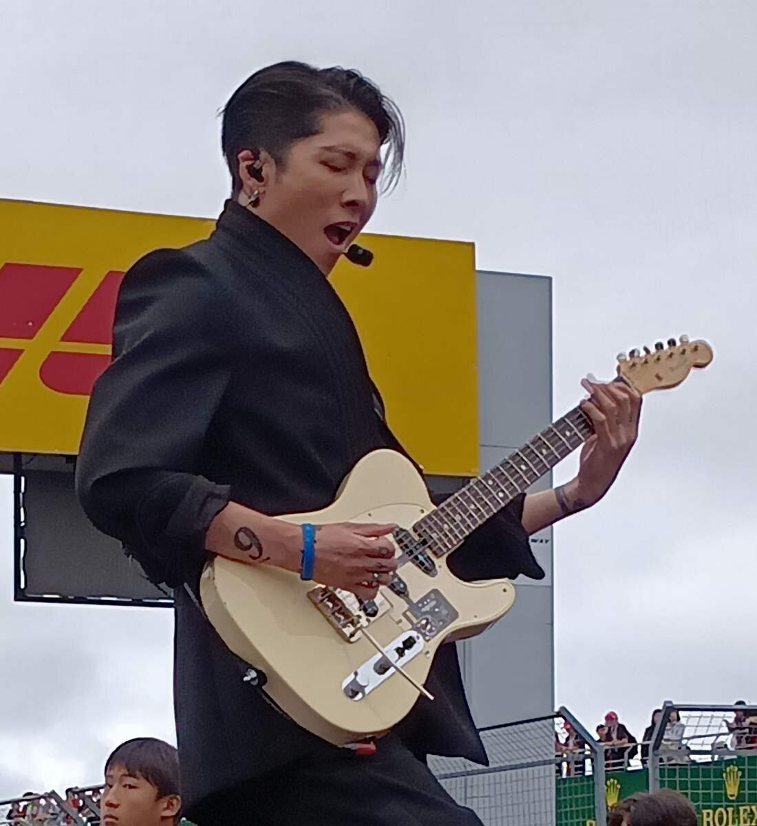 スタート前のパフォーマンスで盛り上げるMIYAVI（撮影・飯田玄）