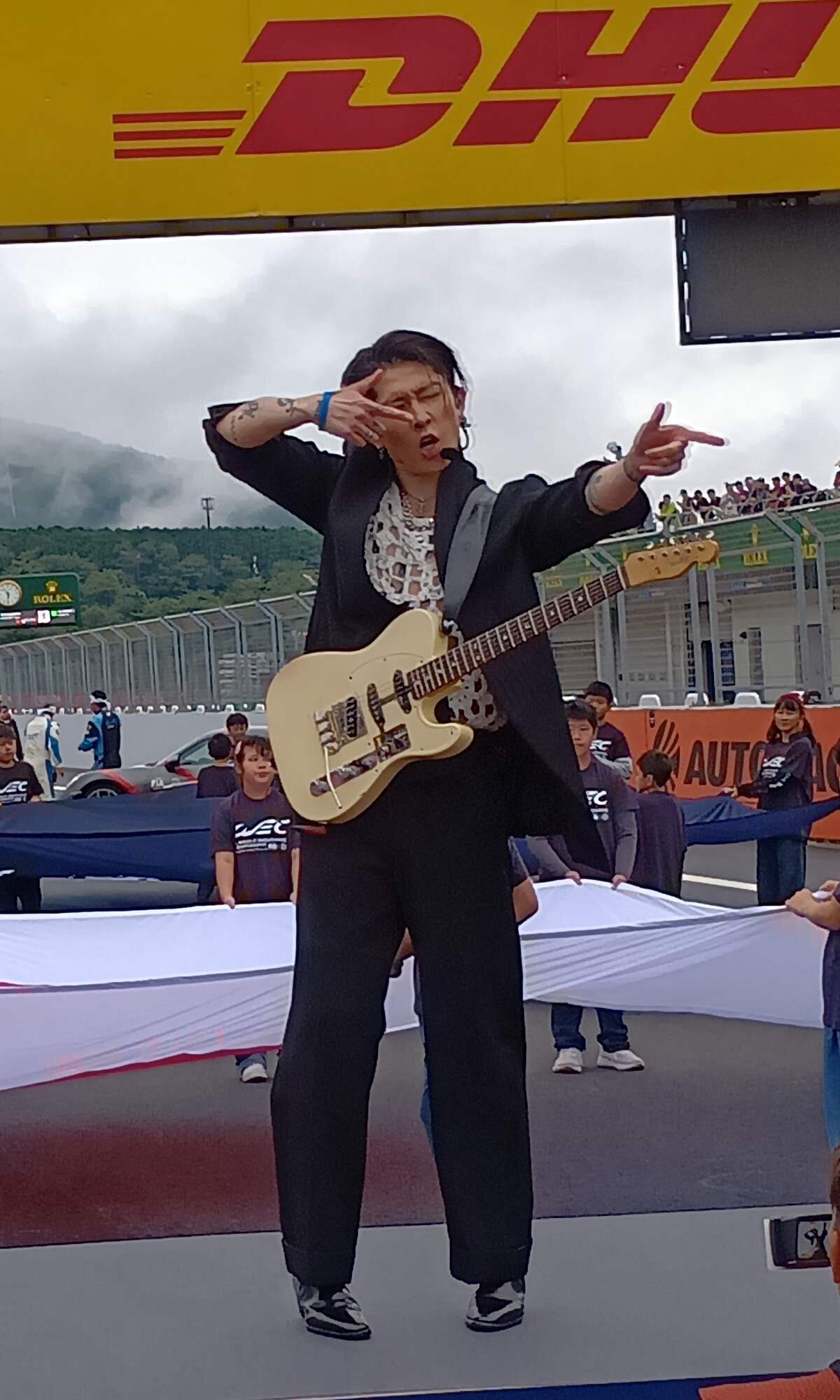 スタート前のパフォーマンスで盛り上げるMIYAVI（撮影・飯田玄）