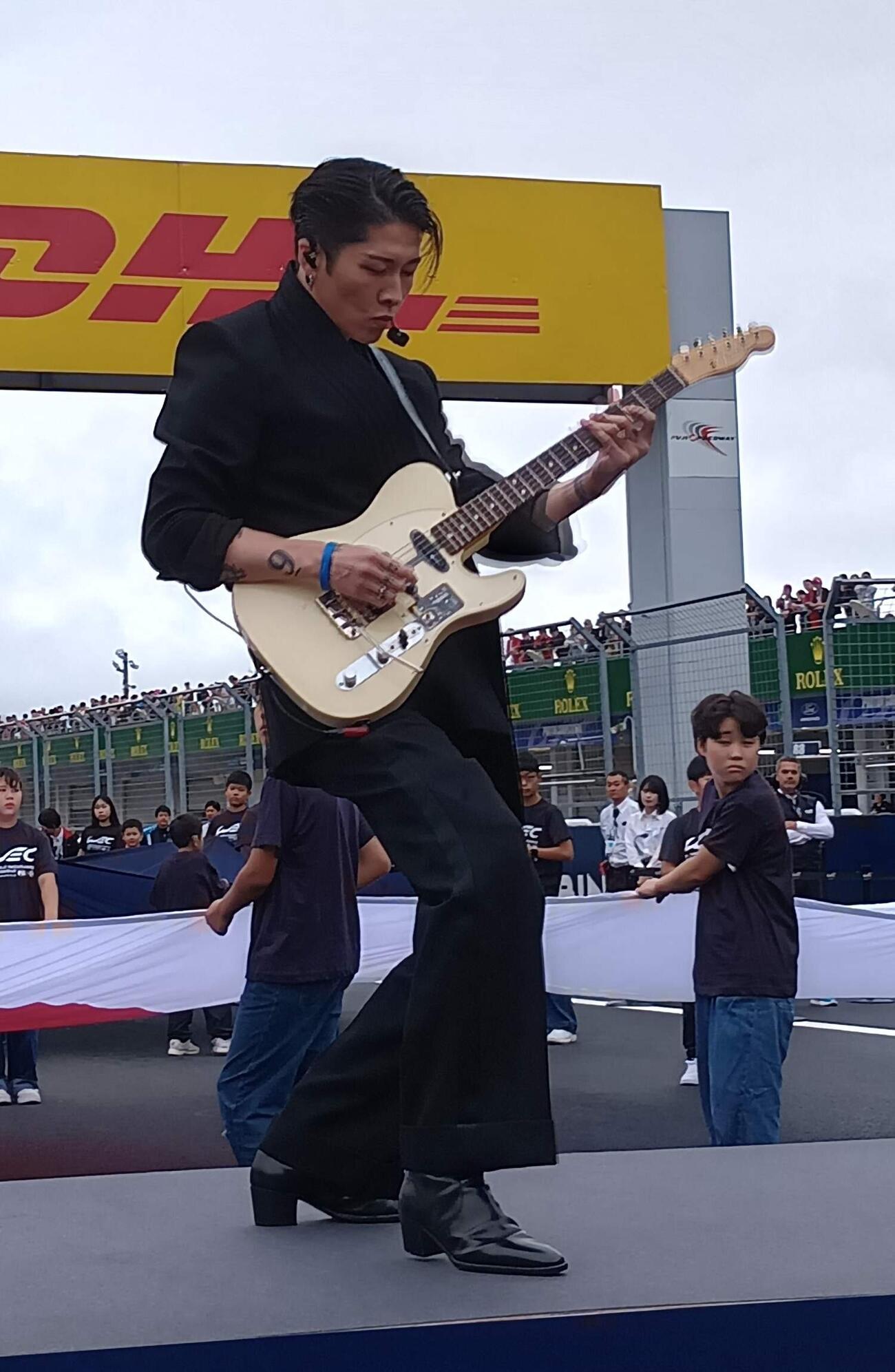 スタート前のパフォーマンスで盛り上げるMIYAVI（撮影・飯田玄）