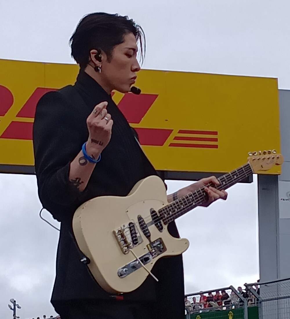 スタート前のパフォーマンスで盛り上げるMIYAVI（撮影・飯田玄）