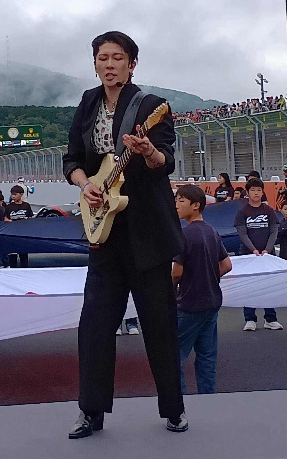 スタート前のパフォーマンスで盛り上げるMIYAVI（撮影・飯田玄）