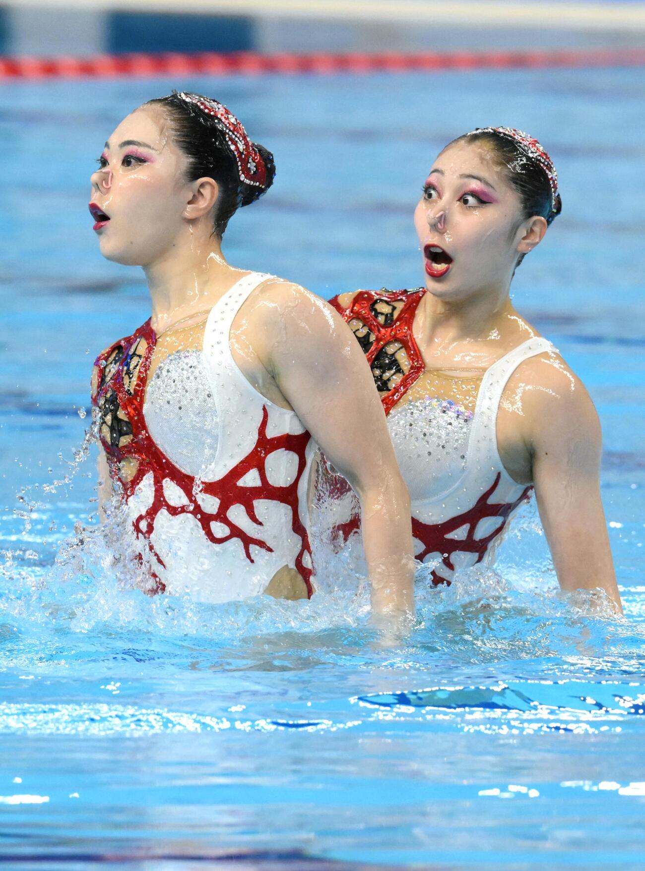 デュエットFR　演技する比嘉もえ（右）、佐藤友花組＝浜松市総合水泳場（共同）