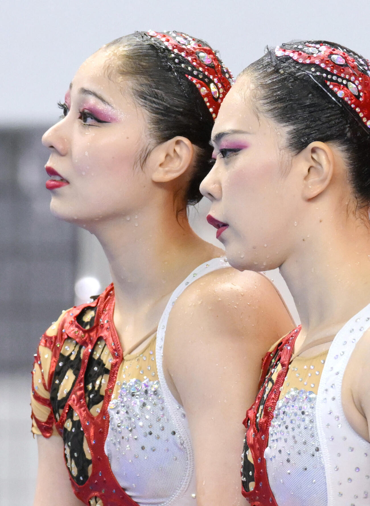 デュエットFRの演技を終えた比嘉もえ（左）、佐藤友花組＝浜松市総合水泳場（共同）