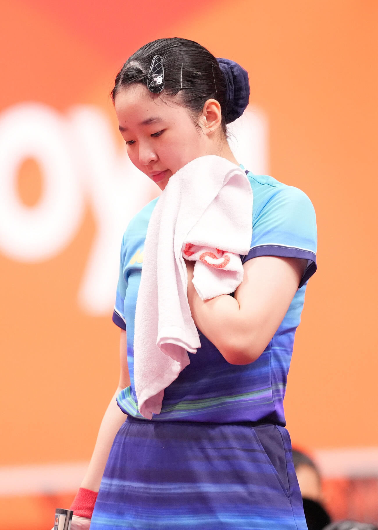 卓球女子シングルス準決勝　王曼昱対張本美和　汗を拭く張本美和（撮影・森本幸一）