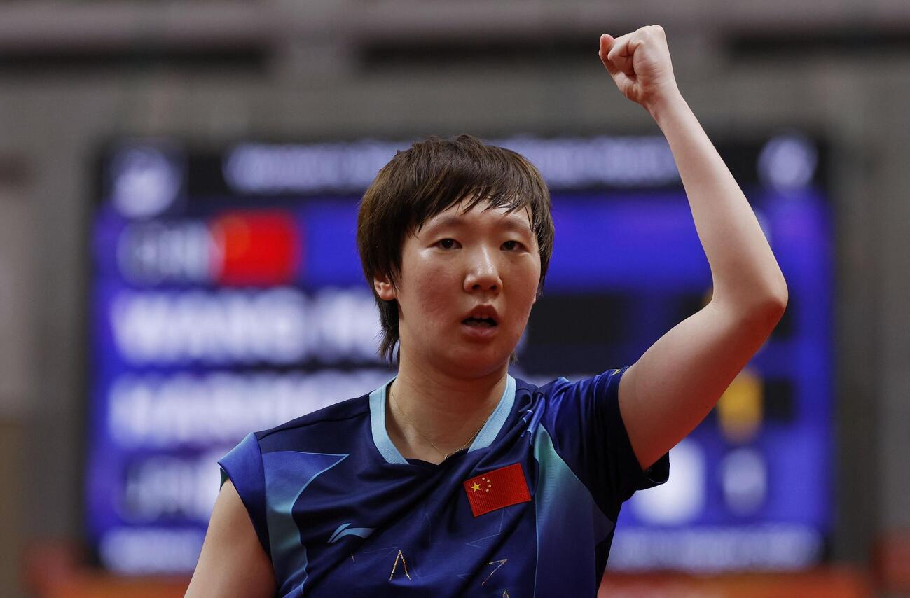 アジア大会卓球女子シングルス準決勝　張本美和からポイント奪いガッツポーズする中国の王曼昱（ロイター）