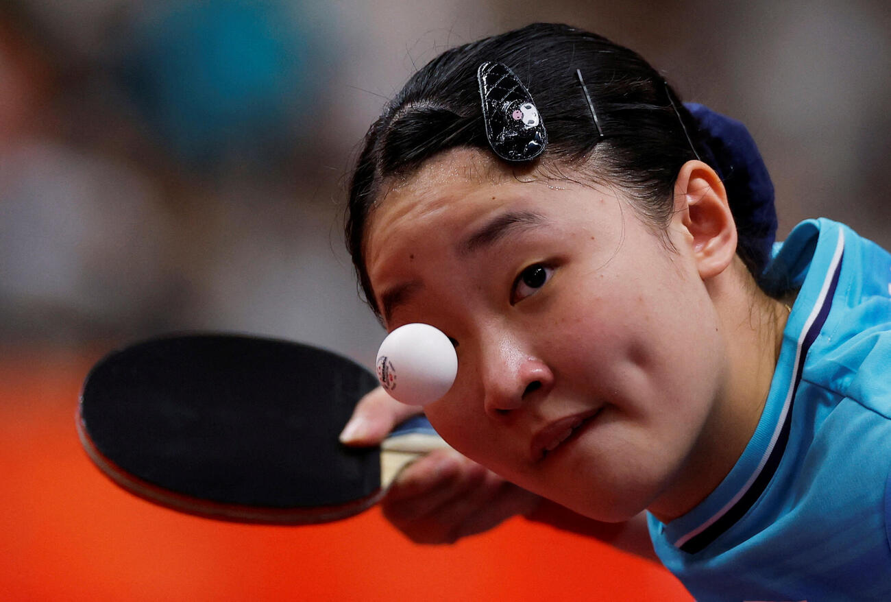 アジア大会卓球女子シングルス準決勝　サーブ打つ張本美和（ロイター）