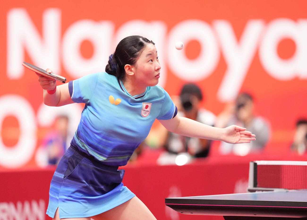 卓球女子シングルス準決勝　王曼昱対張本美和　サーブを打つ張本美和（撮影・森本幸一）