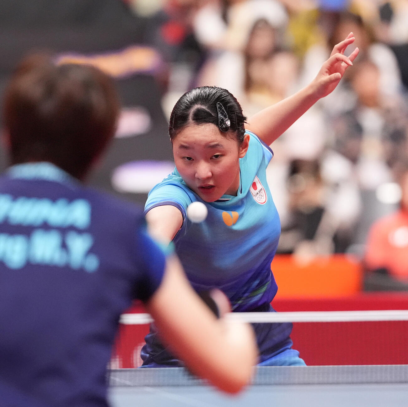 卓球女子シングルス準決勝　王曼昱対張本美和　ボールを打つ張本美和（撮影・森本幸一）