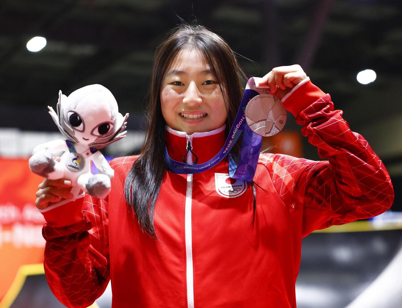 女子BMXフリースタイル・パークで銀メダルを獲得した小沢美晴＝愛知県国際展示場（共同）