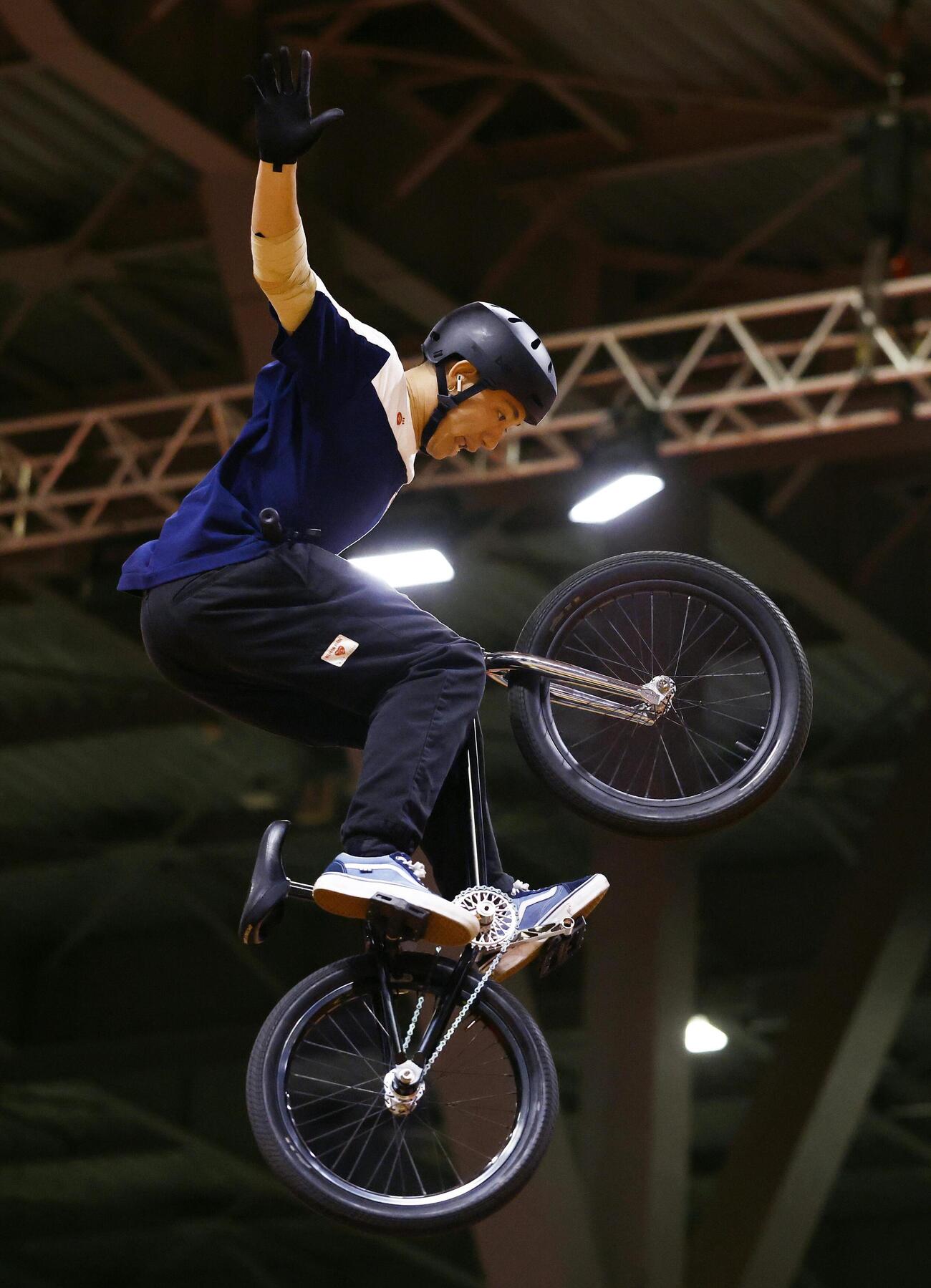 愛知・名古屋アジア大会の自転車男子BMXフリースタイル・パークで、金メダルを獲得した中村輪夢＝27日、愛知県国際展示場（共同）