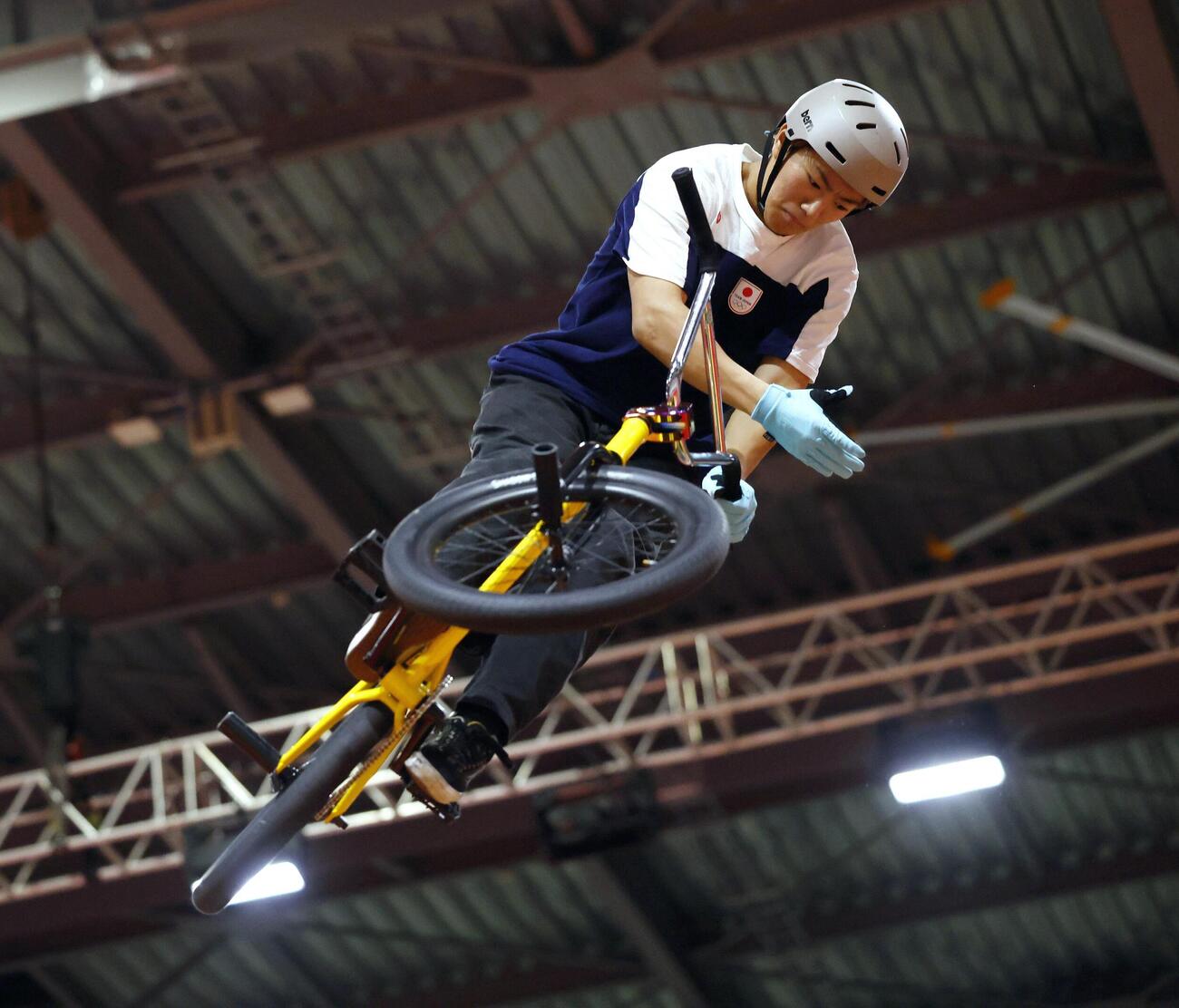 男子BMXフリースタイル・パーク決勝　演技する小沢楓＝愛知県国際展示場（共同）