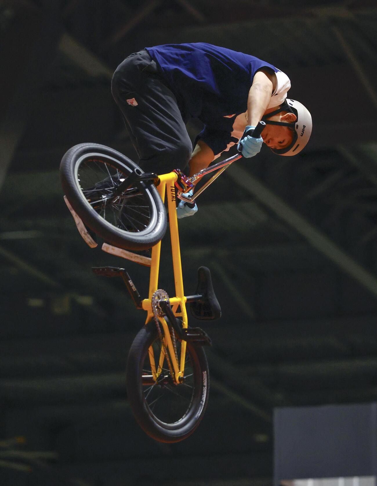男子BMXフリースタイル・パーク決勝　演技する小沢楓＝愛知県国際展示場（共同）