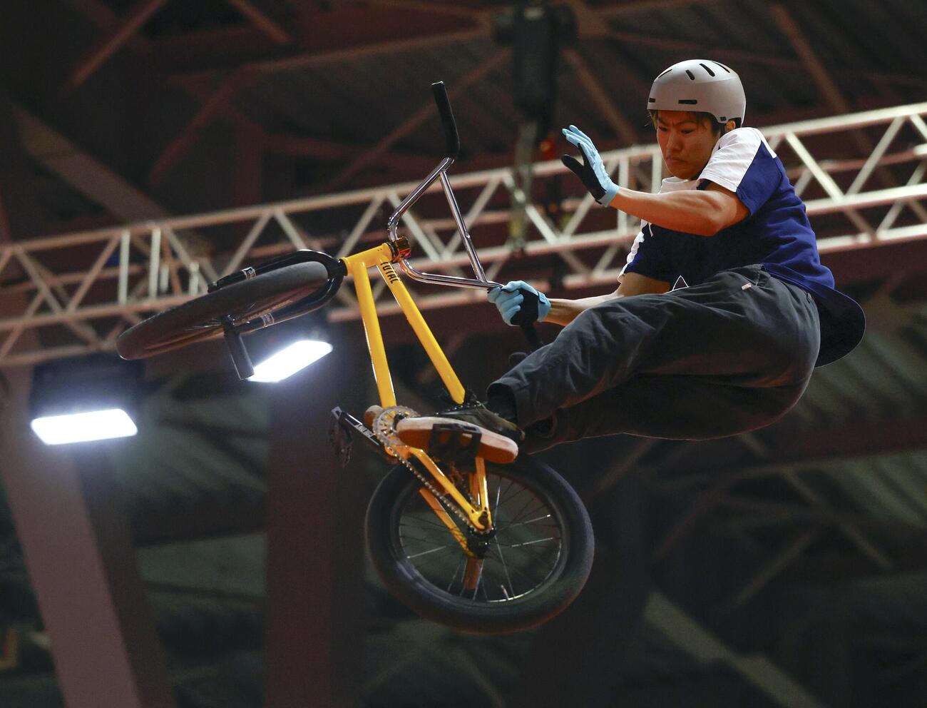 男子BMXフリースタイル・パーク決勝　演技する小沢楓＝愛知県国際展示場（共同）