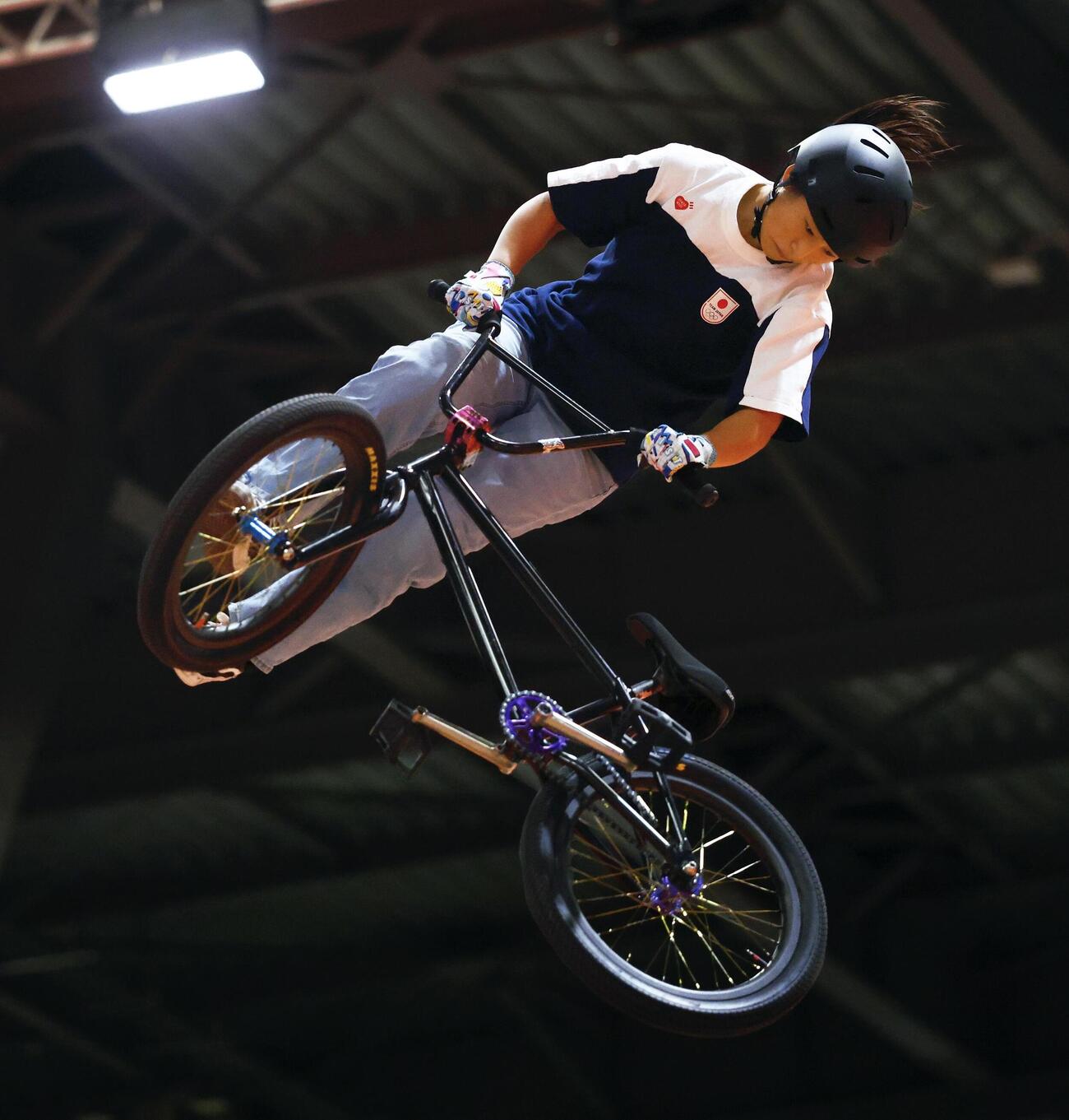 女子BMXフリースタイル・パーク決勝　演技する小沢美晴＝愛知県国際展示場（共同）