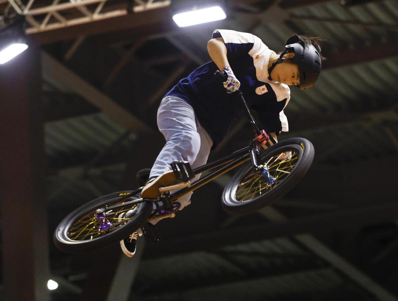 女子BMXフリースタイル・パーク決勝　演技する小沢美晴＝愛知県国際展示場（共同）