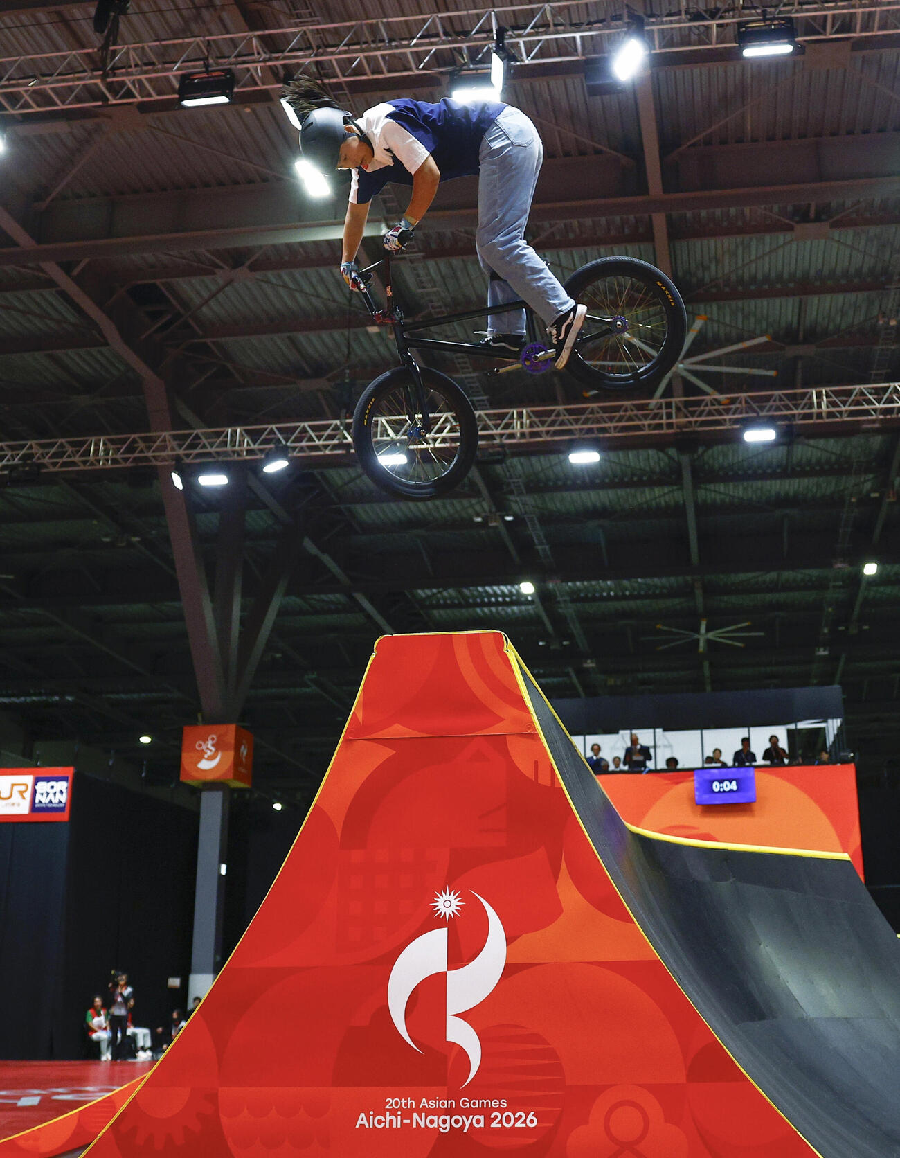 女子BMXフリースタイル・パーク決勝　演技する小沢美晴＝愛知県国際展示場（共同）