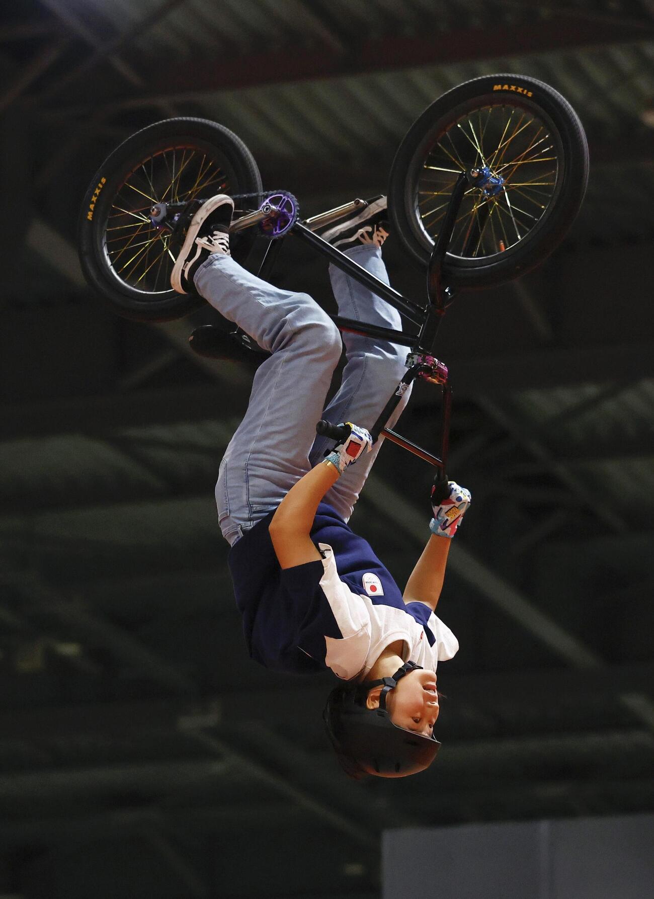 女子BMXフリースタイル・パーク決勝　演技する小沢美晴＝愛知県国際展示場（共同）