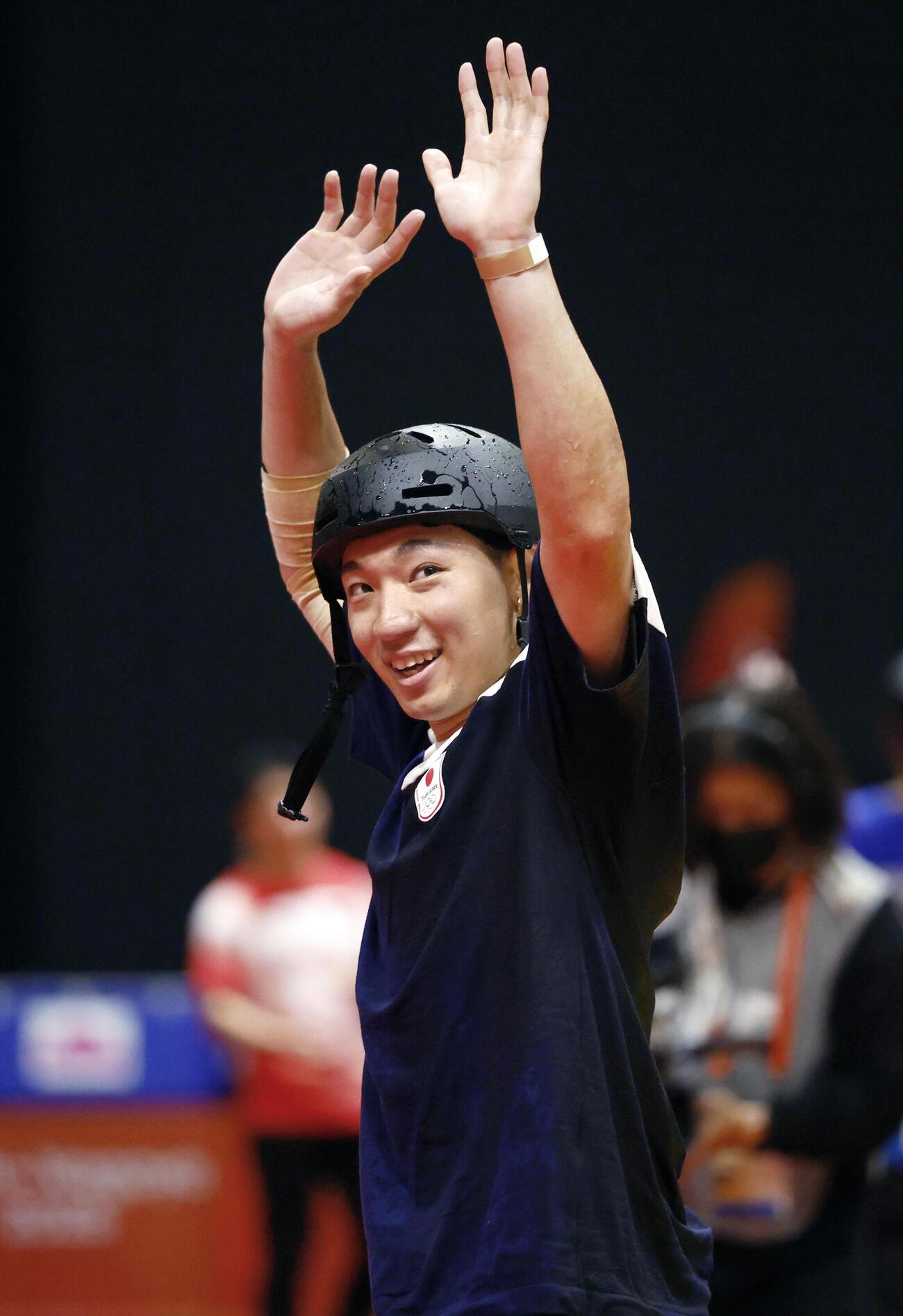 男子BMXフリースタイル・パークで優勝し、観客の声援に応える中村輪夢＝愛知県国際展示場（共同）