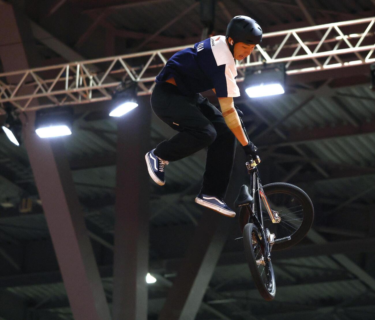 男子BMXフリースタイル・パーク決勝　演技する中村輪夢＝愛知県国際展示場（共同）