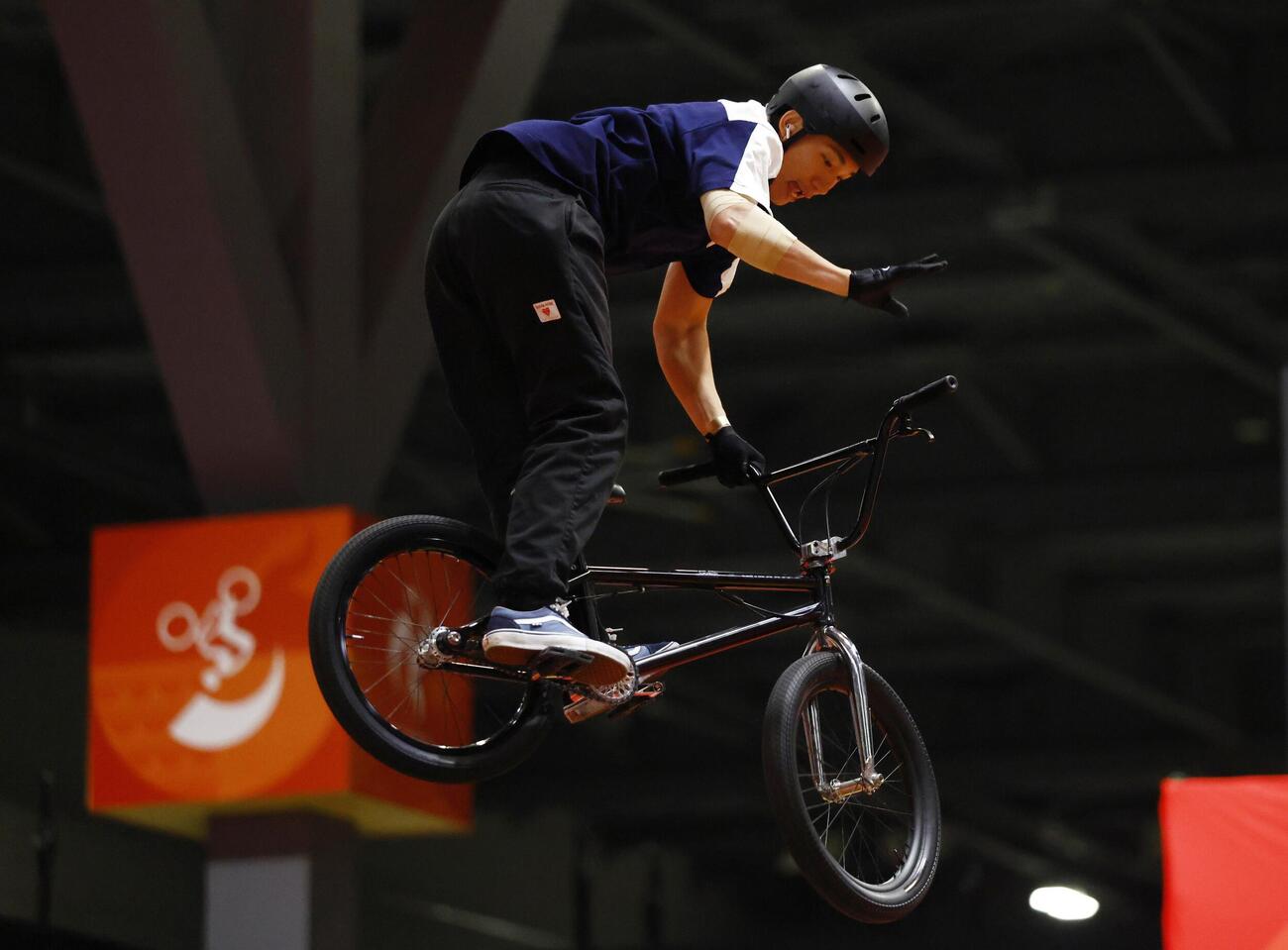 男子BMXフリースタイル・パーク決勝　演技する中村輪夢＝愛知県国際展示場（共同）