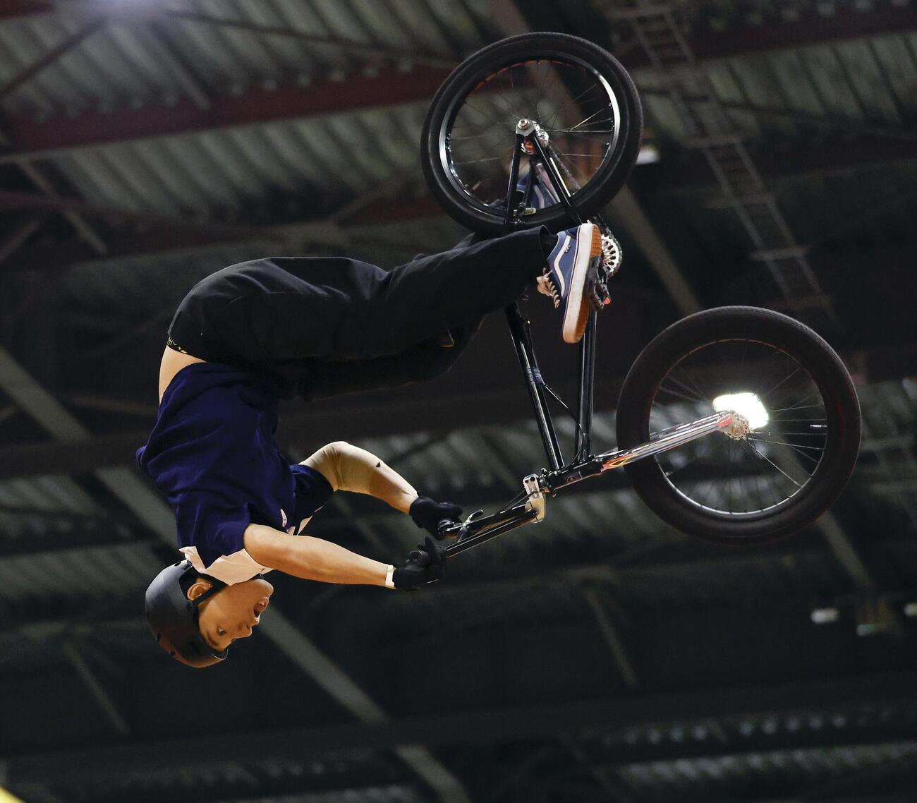 男子BMXフリースタイル・パーク決勝　演技する中村輪夢＝愛知県国際展示場（共同）