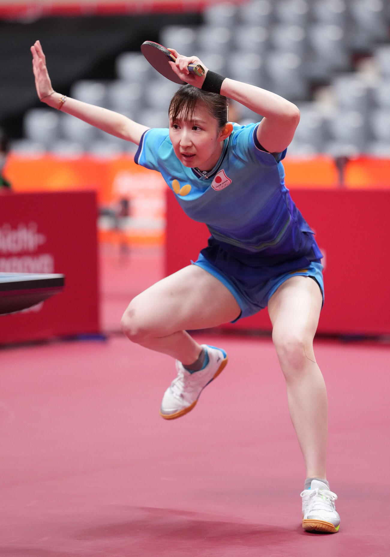 卓球女子シングルス準決勝　早田ひな対孫穎莎　ボールを打つ早田ひな（撮影・森本幸一）