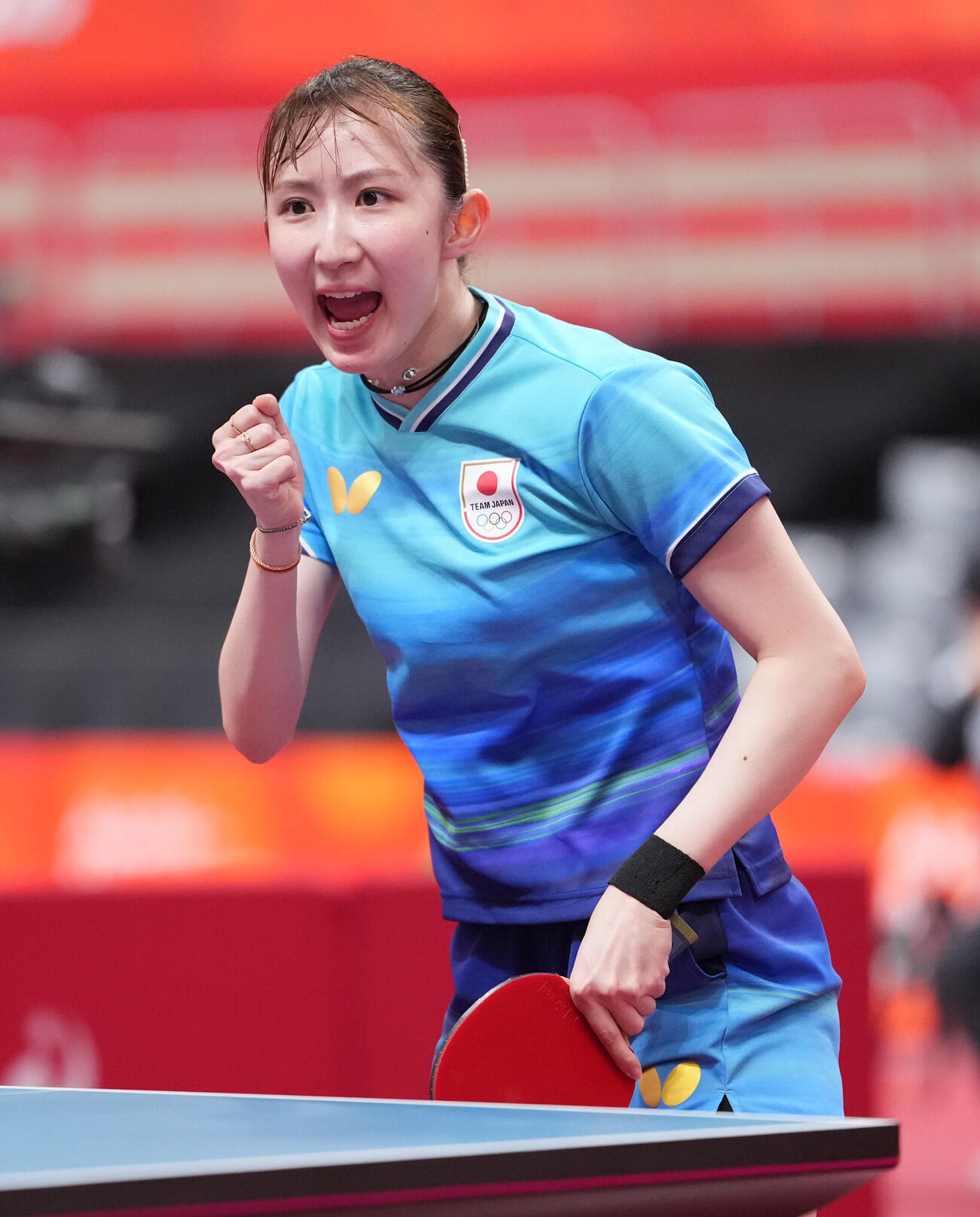 卓球女子シングルス準決勝　早田ひな対孫穎莎　ポイントを奪いガッツポーズをする早田ひな（撮影・森本幸一）