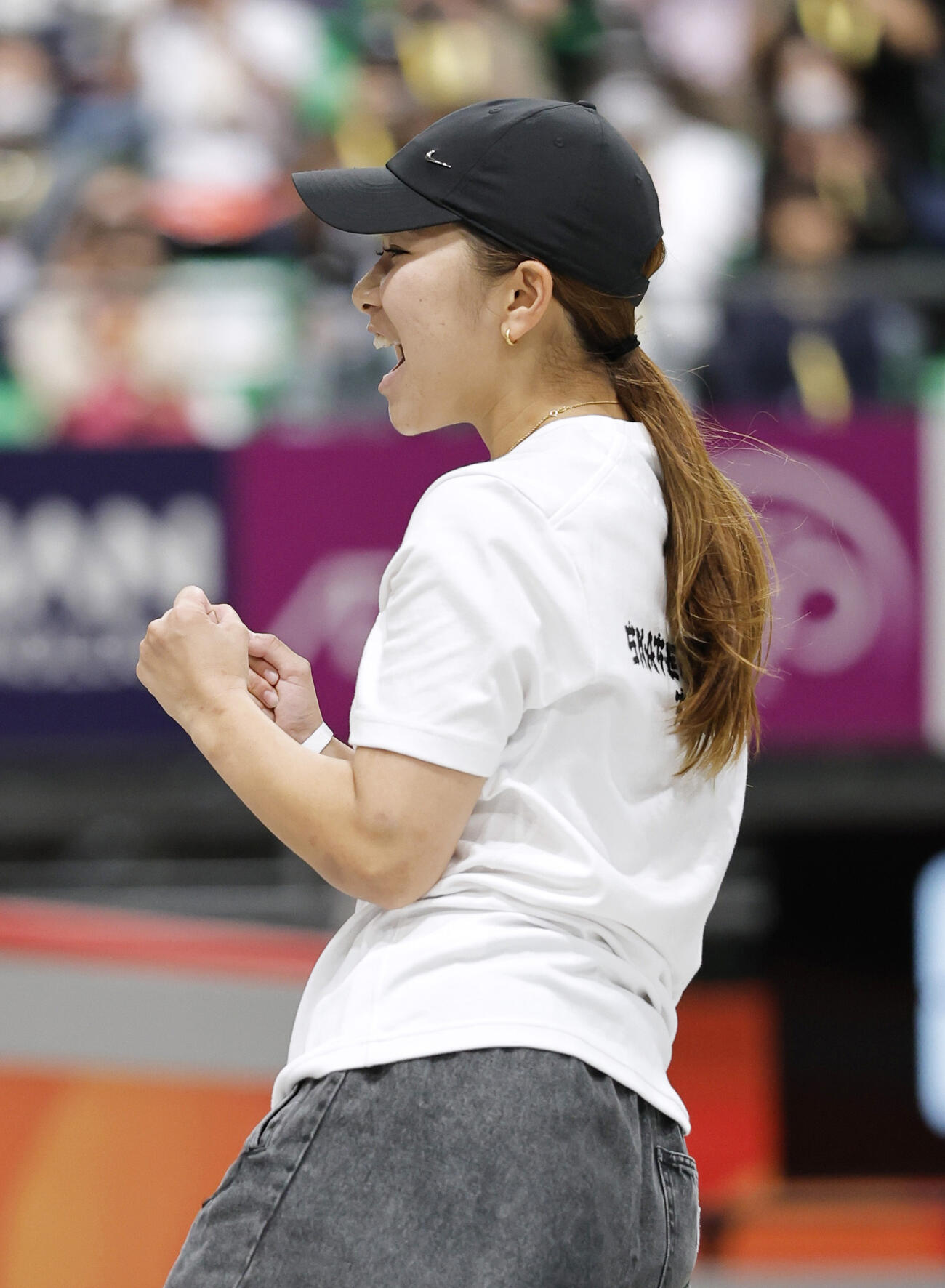 女子ストリート決勝　3回目のランを終え、ガッツポーズする織田夢海＝愛知県国際展示場(共同)