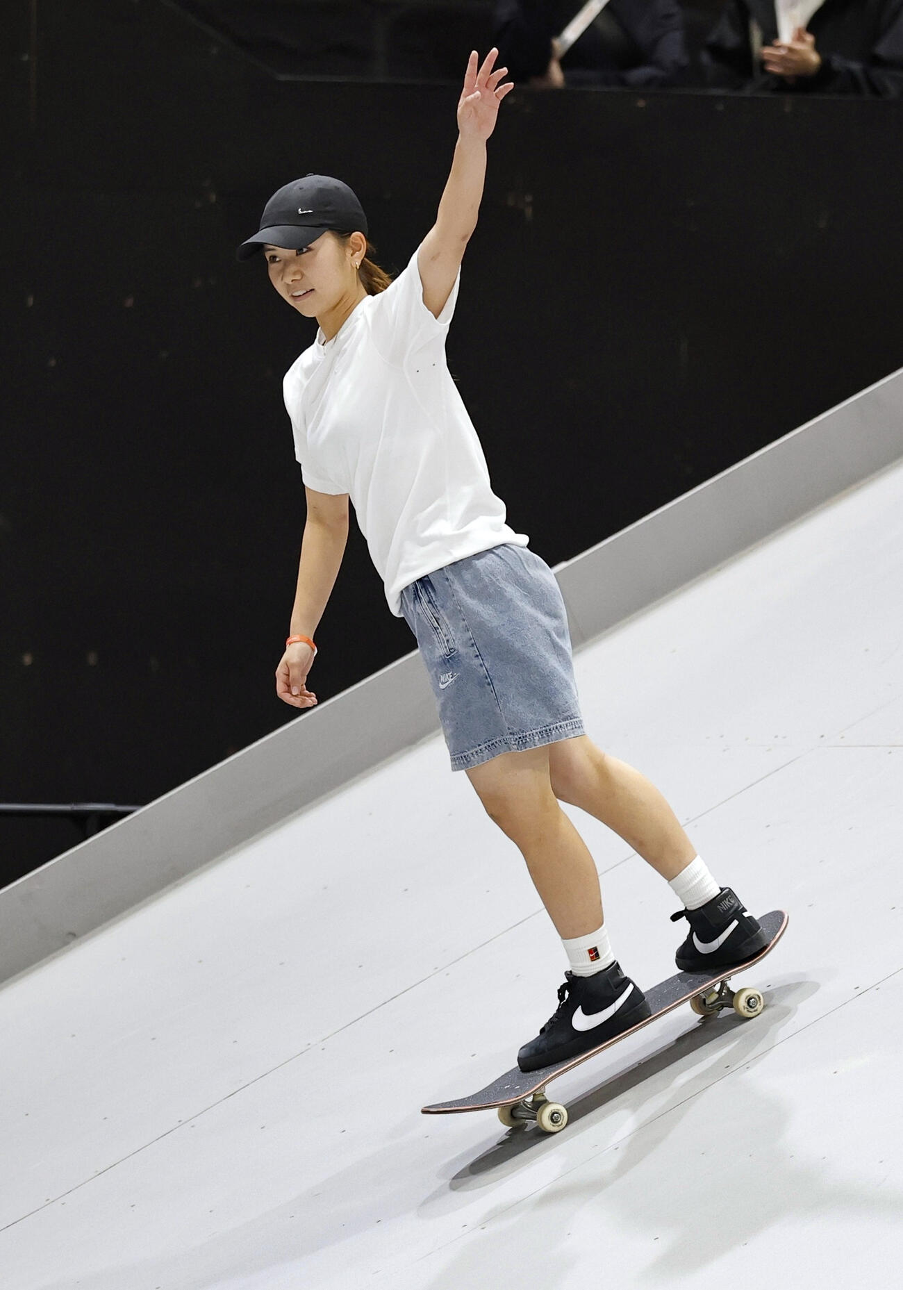 女子ストリート予選　2回目のランを終え声援に応える織田夢海＝愛知県国際展示場(共同)