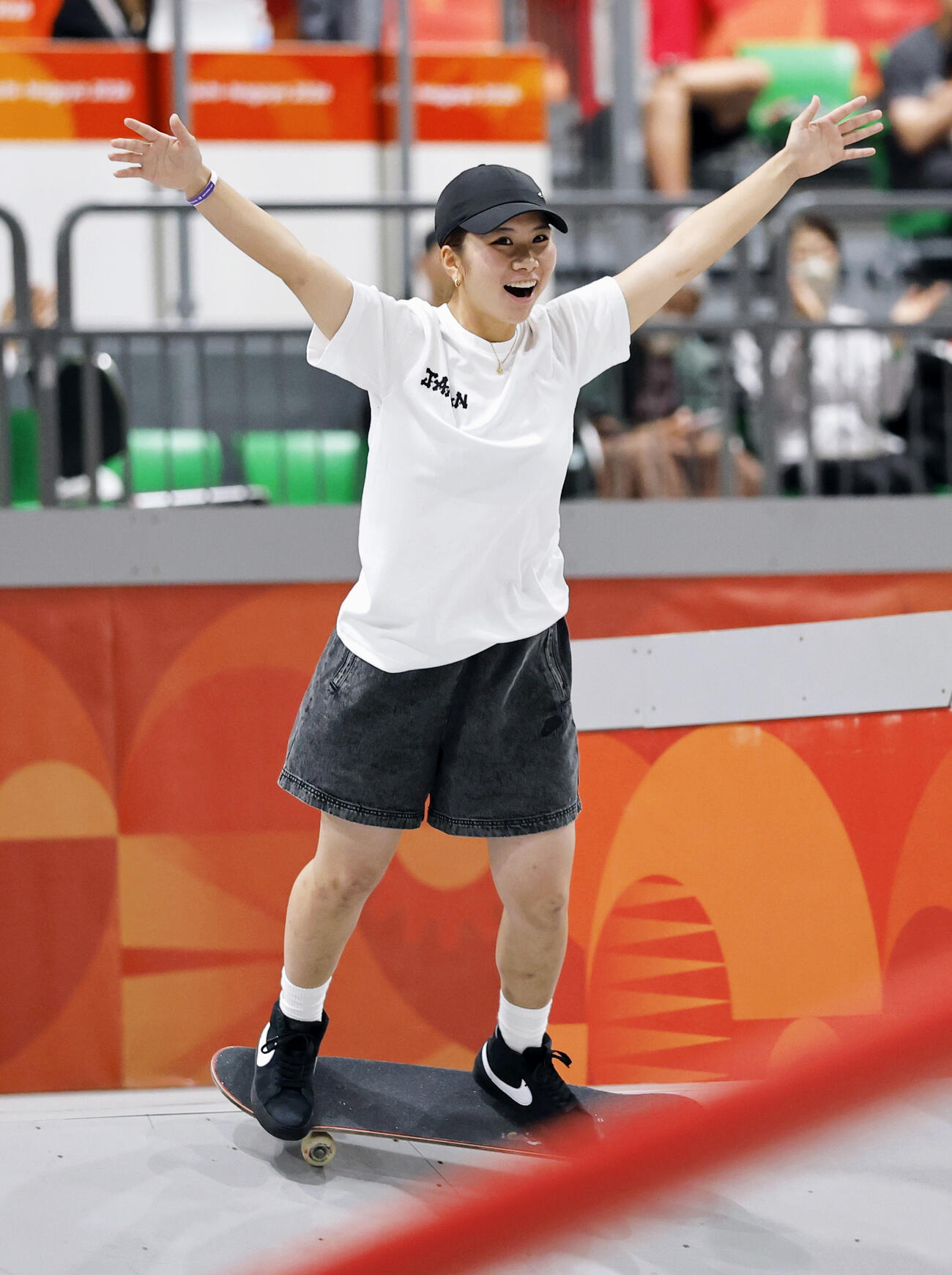 女子ストリート決勝　1回目のベストトリックを終え、喜ぶ織田夢海＝愛知県国際展示場(共同)