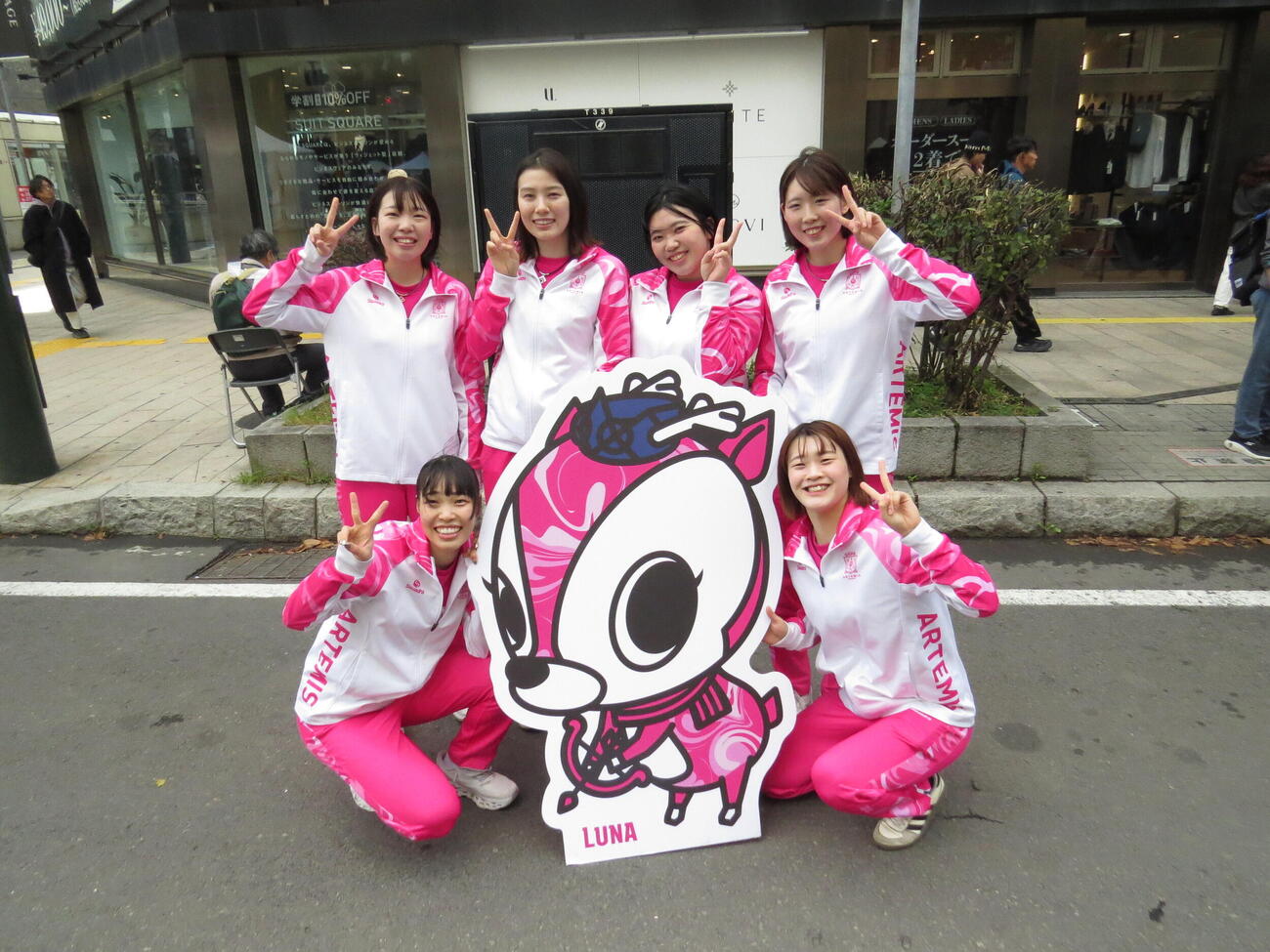 ミニバレー体験に参加した、前列左からアルテミス北海道の長尾のどか、久保花音、公烈左から篠原ほのか、山田菜那光、榎園紗和、辻桃奈