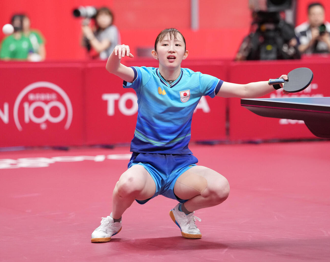 卓球女子シングルス準決勝　早田ひな対孫穎莎　ポイントを奪われがっくりの早田ひな（撮影・森本幸一）