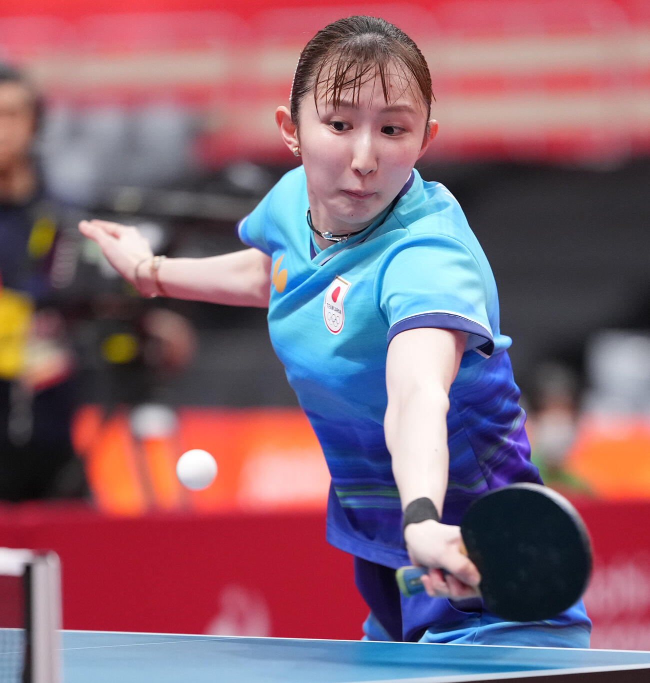 卓球女子シングルス準決勝　早田ひな対孫穎莎　ボールを打つ早田ひな（撮影・森本幸一）