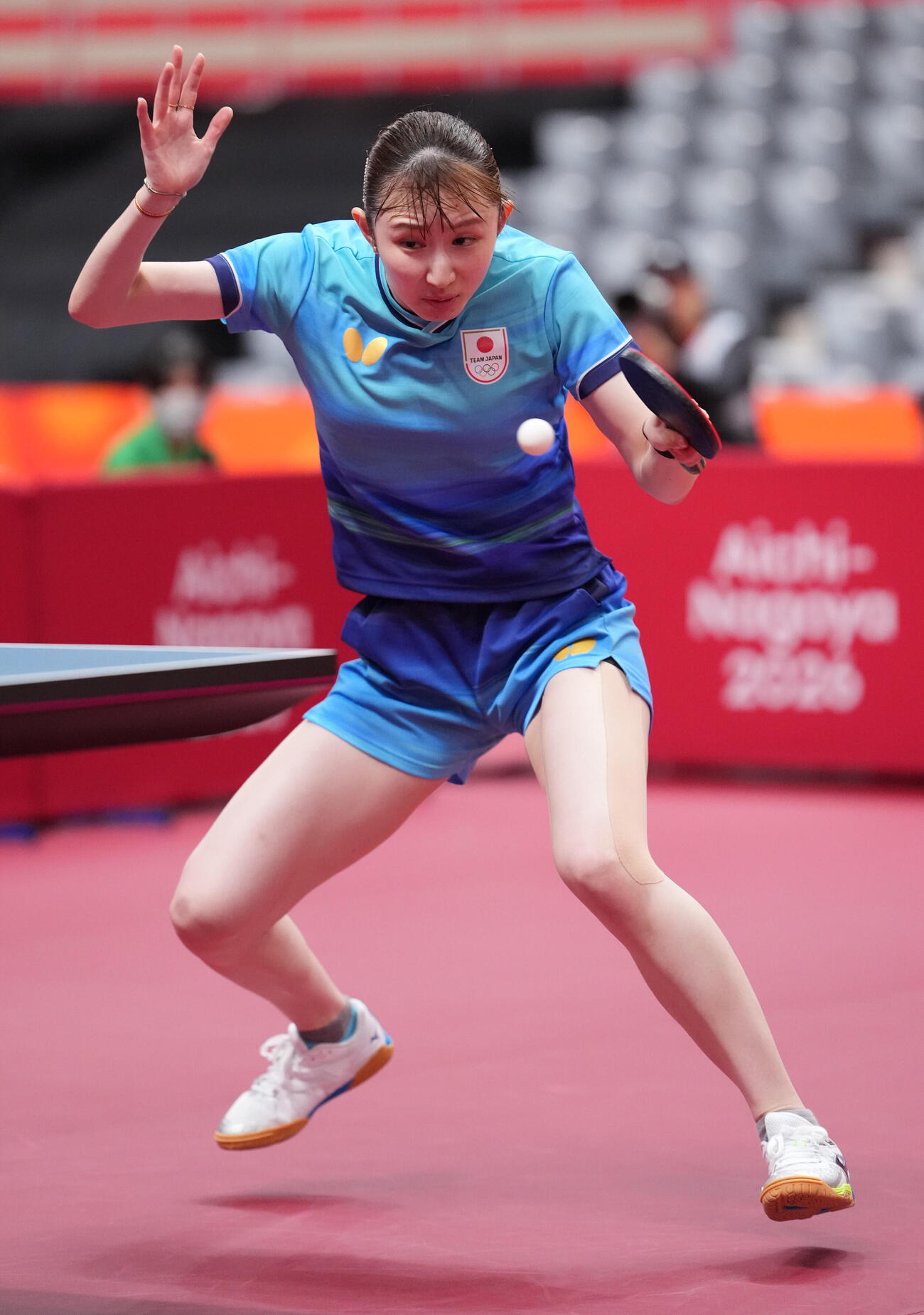 卓球女子シングルス準決勝　早田ひな対孫穎莎　ボールを打つ早田ひな（撮影・森本幸一）