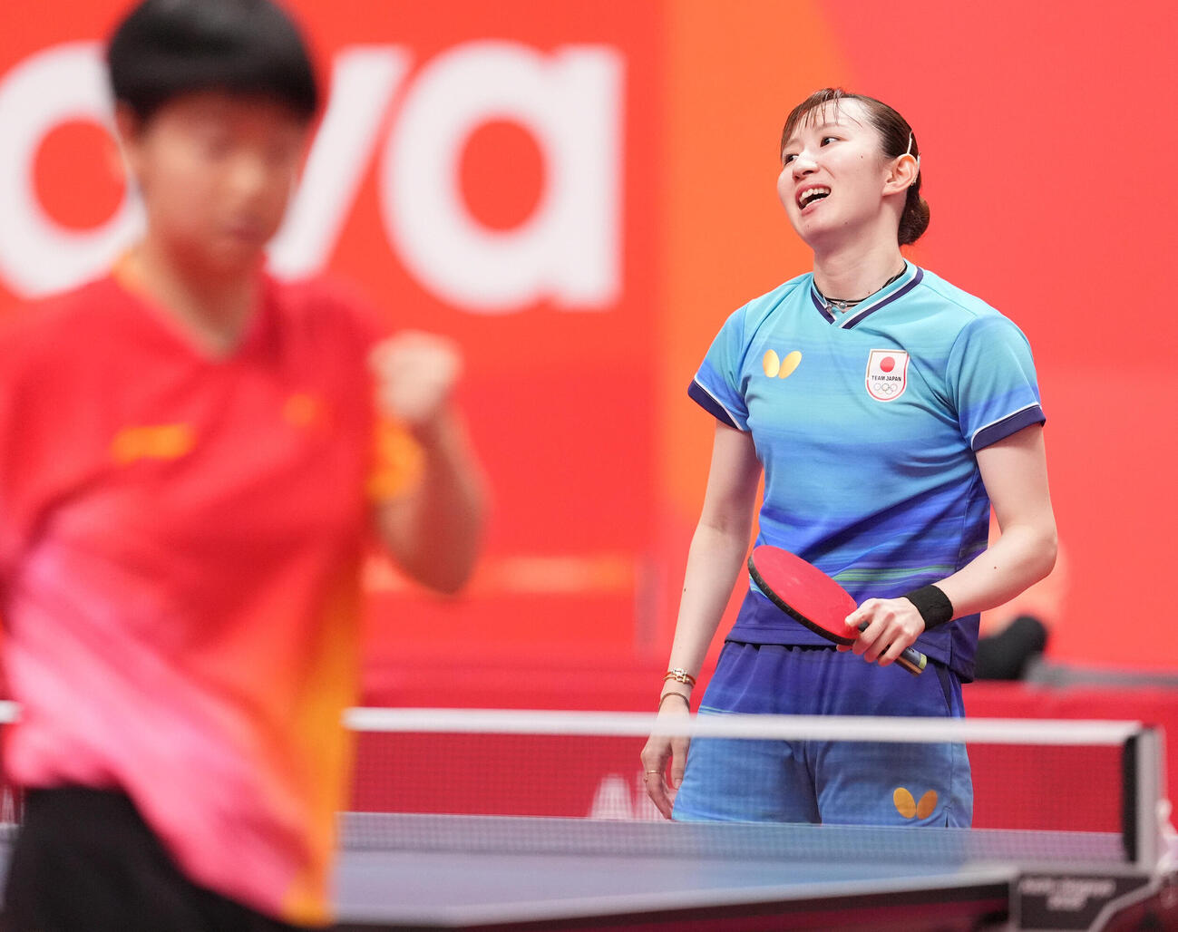 女子シングルス準決勝で、孫穎莎（左）にポイントを奪われた早田ひな（撮影・森本幸一）