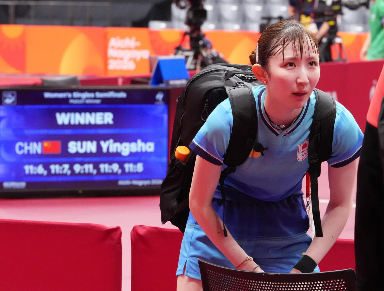 卓球女子シングルス準決勝　早田ひな対孫穎莎　孫穎莎に敗れ引き揚げる早田ひな（撮影・森本幸一）