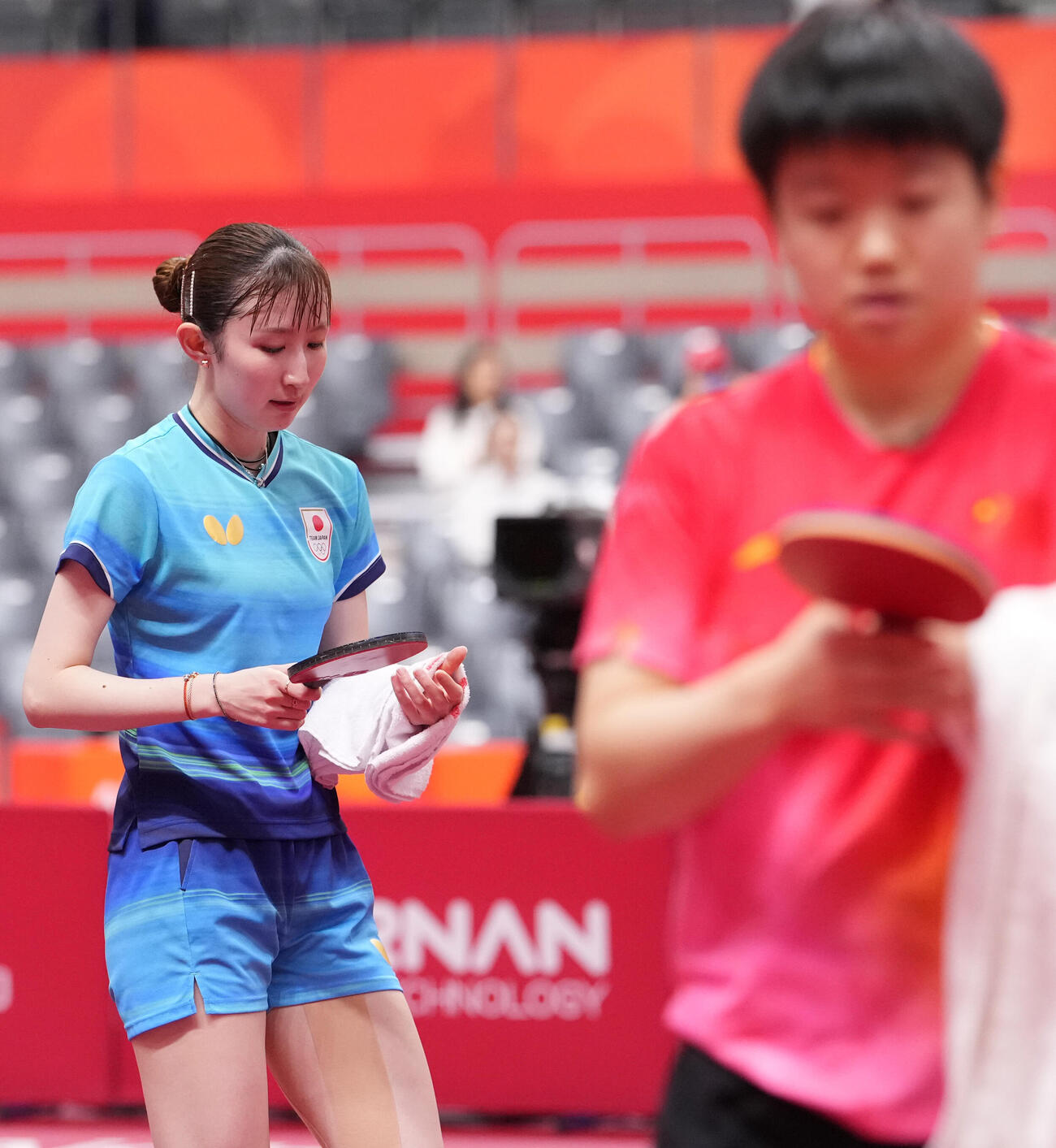 卓球女子シングルス準決勝　早田ひな対孫穎莎　孫穎莎に敗れ引き揚げる早田ひな（撮影・森本幸一）