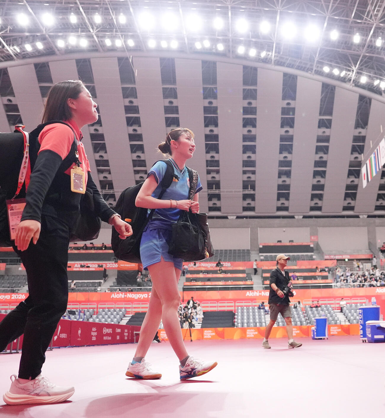 女子シングルス準決勝で孫穎莎に敗れ引き揚げる早田ひな（撮影・森本幸一）