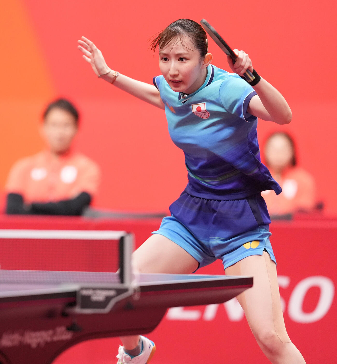 卓球女子シングルス準決勝　早田ひな対孫穎莎　激しく打ち合う早田ひな（撮影・森本幸一）