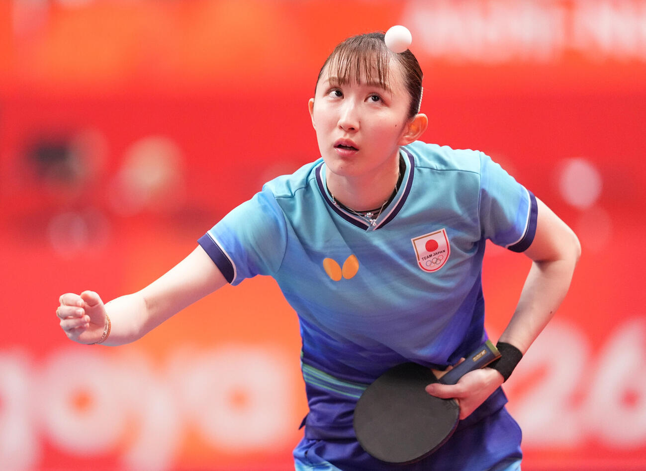卓球女子シングルス準決勝　早田ひな対孫穎莎　サーブを打つ早田ひな（撮影・森本幸一）