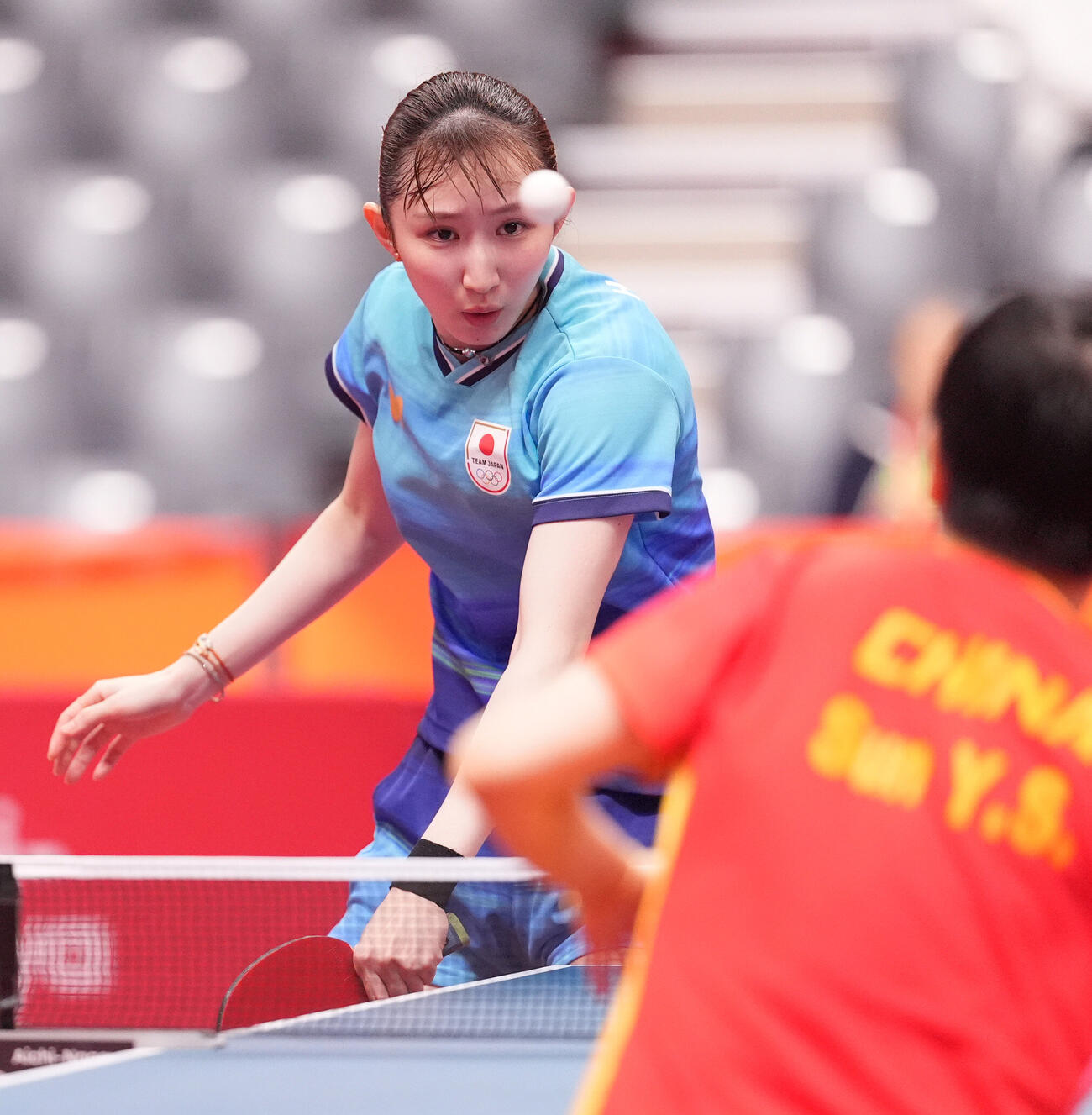 卓球女子シングルス準決勝　早田ひな対孫穎莎　ボールを打つ早田ひな（左）（撮影・森本幸一）